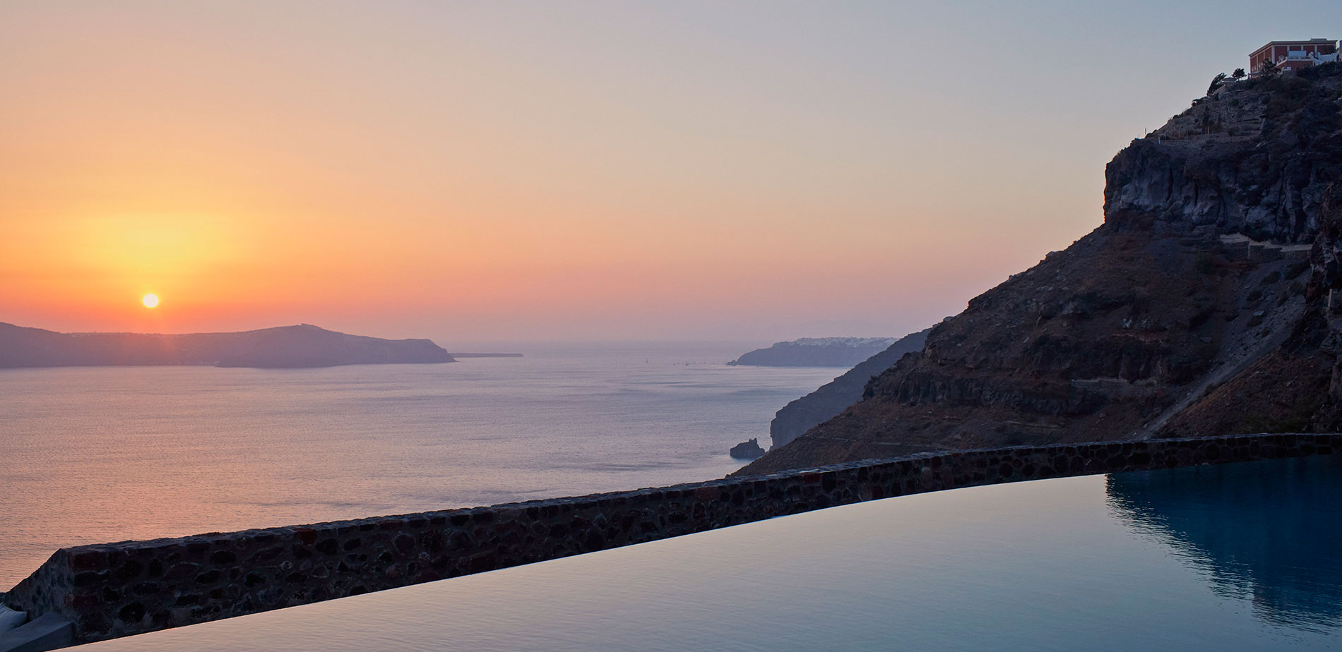 luxury villas in santorini with jacuzzi
