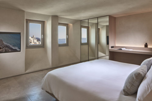 Enjoy a king size bed and incredible views to the sea!