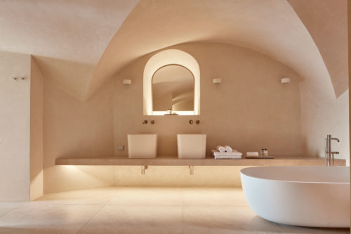 Find time for yourself and enjoy an open plan bathroom with bathtub and a separate bathroom with steam/hammam bath