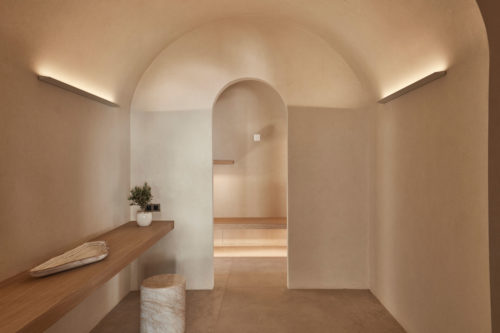 Enjoy a spacious bathroom and a steam/hammam room for hours of complete repose