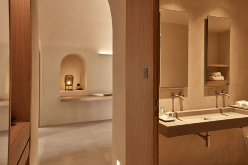 Enjoy a spacious bathroom and a steam/hammam room for hours of complete repose