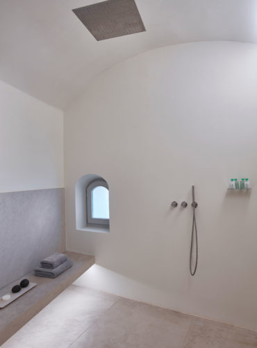 A large boudoir, a spacious bathroom and a steam/hammam room for hours of complete repose.