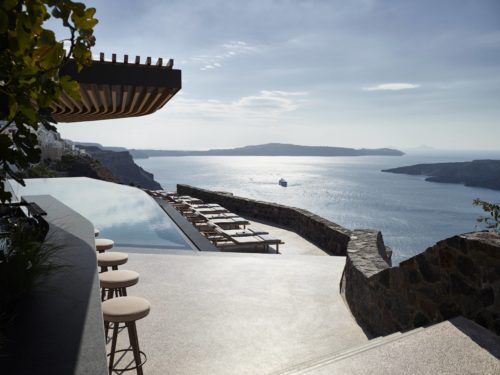 Calm, chic and quiet, La Colline is the perfect extension of the art of living, only moments away from the bustling town of Fira, only breaths away from new culinary revelations…