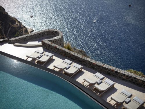 Enjoy the biggest infinity panoramic pool in Fira which is  exclusively reserved for the clients of the Villa Bordeaux.