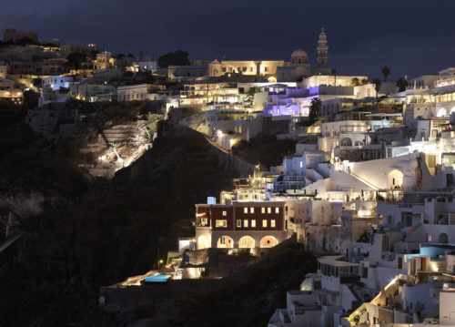 Magically hanging from the cliff of the Caldera, Villa Bordeaux encapsulates the essence of high-end luxury in Fira town.